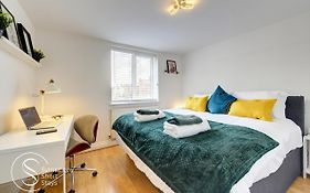 Modern, Stylish Ensuite Apartments With Netflix & Parking By Symphony Short Stays